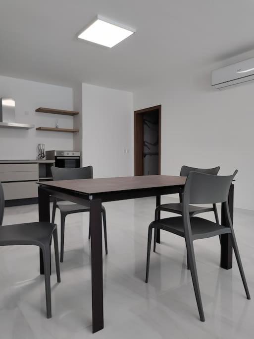 Modern Maisonette In Qawra Apartment *